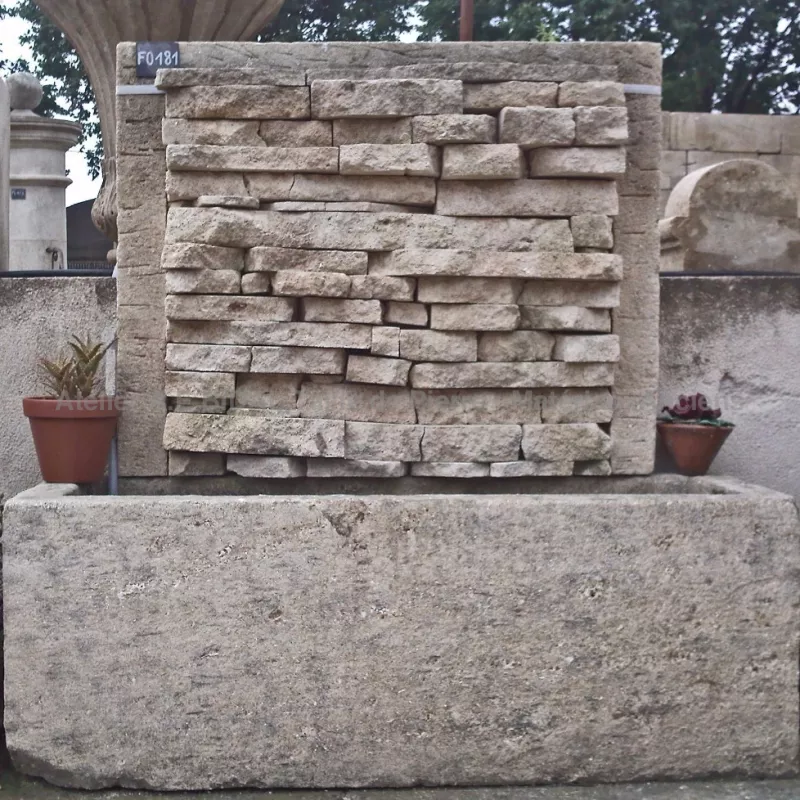 Fontaine de jardin à ruissellement - un élément de déco en pierre de taille de chez Alain Bidal en Provence.