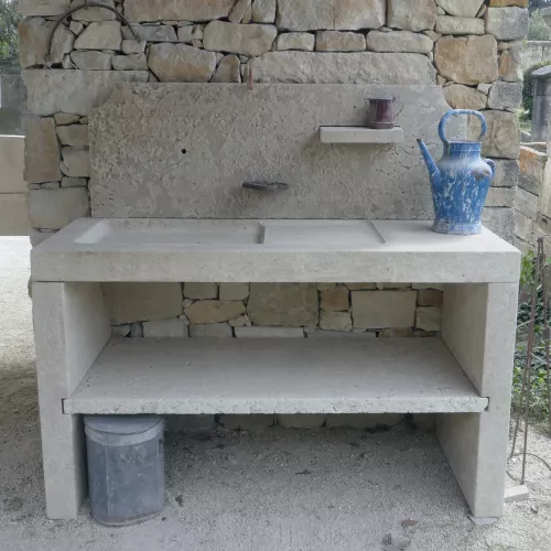 Évier peu profond en pierre pour aménager avec charme votre cuisine - Atelier Alain BIDAL, Provence