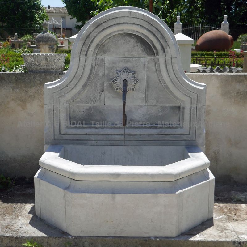 Garden decorative element in stone : beautiful garden fountain by the atelier Alain BIDAL (Provence).
