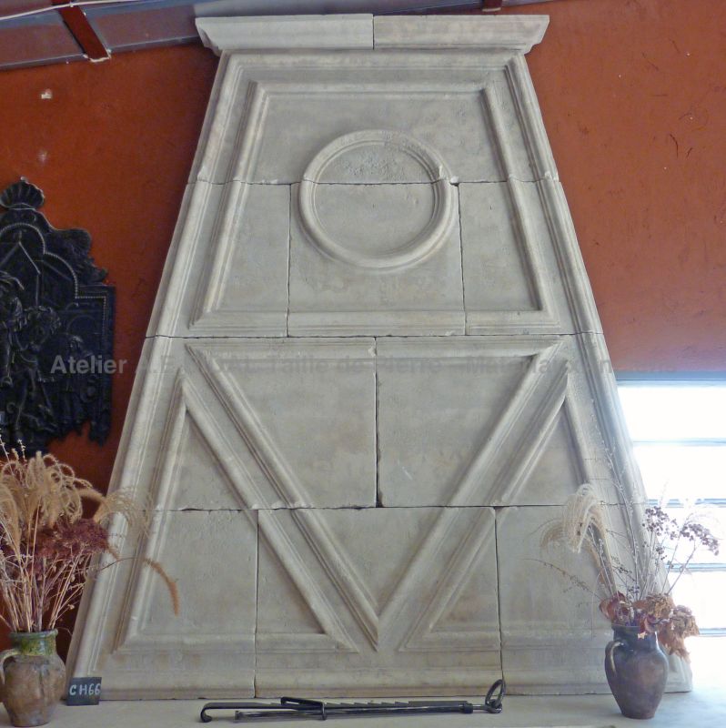 Cheminée en pierre d'inspiration classique (cheminée de style Napoléon III) - Atelier Alain BIDAL (Provence)