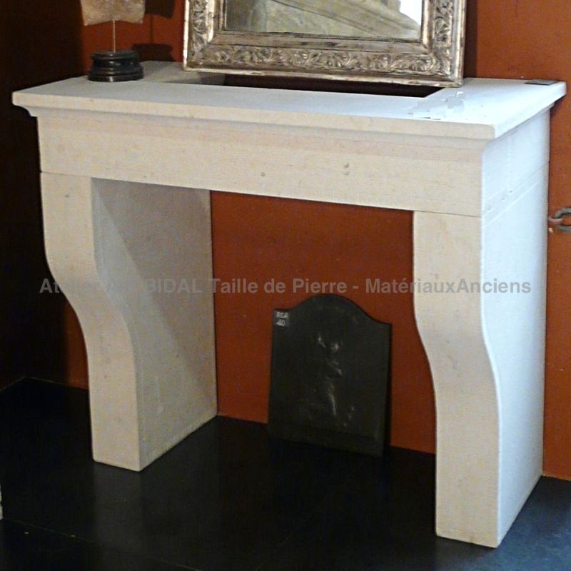 Cheminée provençale en pierres naturelles taillées à la main par notre tailleur de pierre.