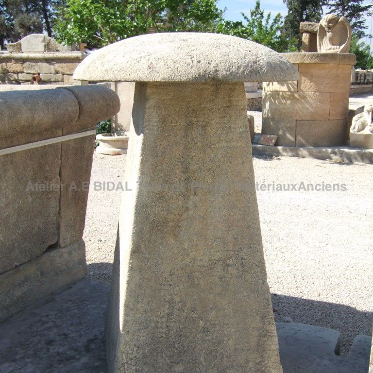 Une borne en pierre pour décoration de jardin - par le tailleur de pierre de l'atelier Bidal en Provence