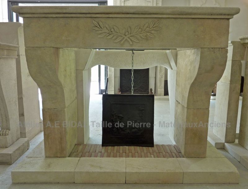 Elément décoratif en pierre : belle cheminée provençale de l'Atelier Alain BIDAL (Provence)