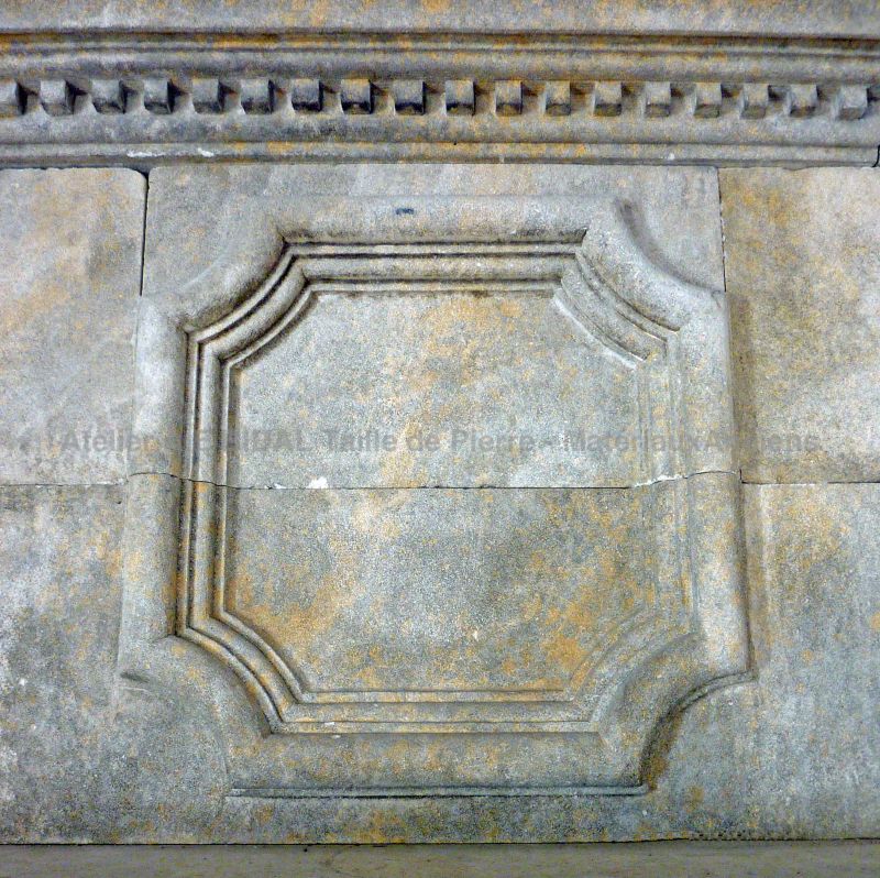 Elegant carved limestone mantelpiece : a nice Louis XIII fireplace hand-crafted in Provence - Atelier Alain BIDAL (Provence)