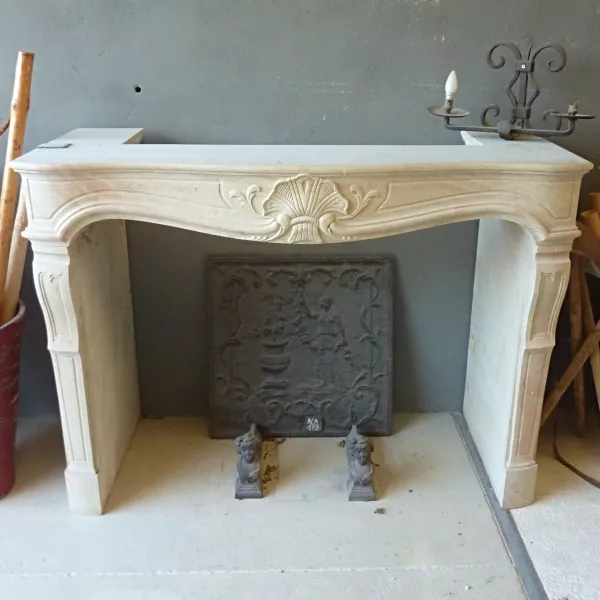 Cheminée en pierre de taille de Provence par le tailleur de pierre de l'Atelier Bidal.