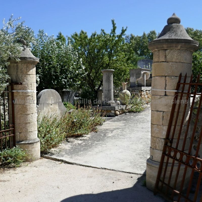 To choose the perfect pair of gateposts in natural stone, come to Atelier Alain BIDAL.