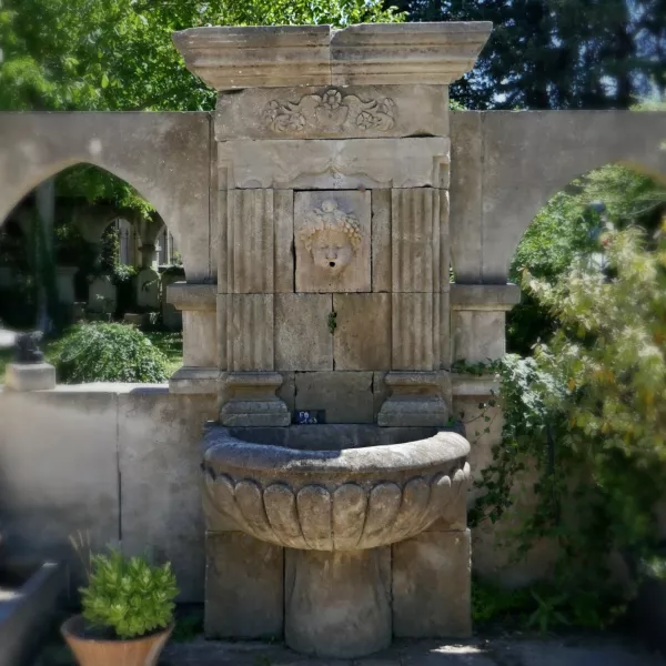 Fontaine en pierre du Lubéron, sculpture en pierre de grande qualité effectuée par notre tailleur de pierre.