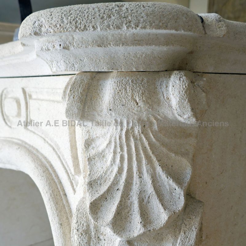 Cheminée de style Régence en pierre de taille