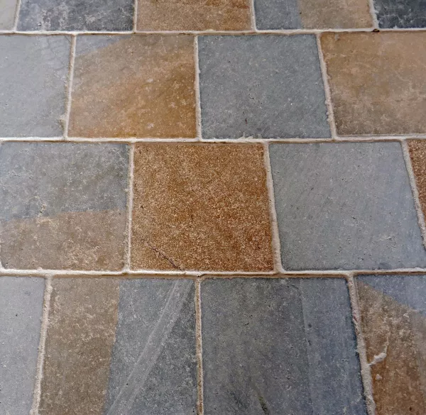 Dallage en pierre naturelle au format carré - dallage en pierre d'élégance rustique.