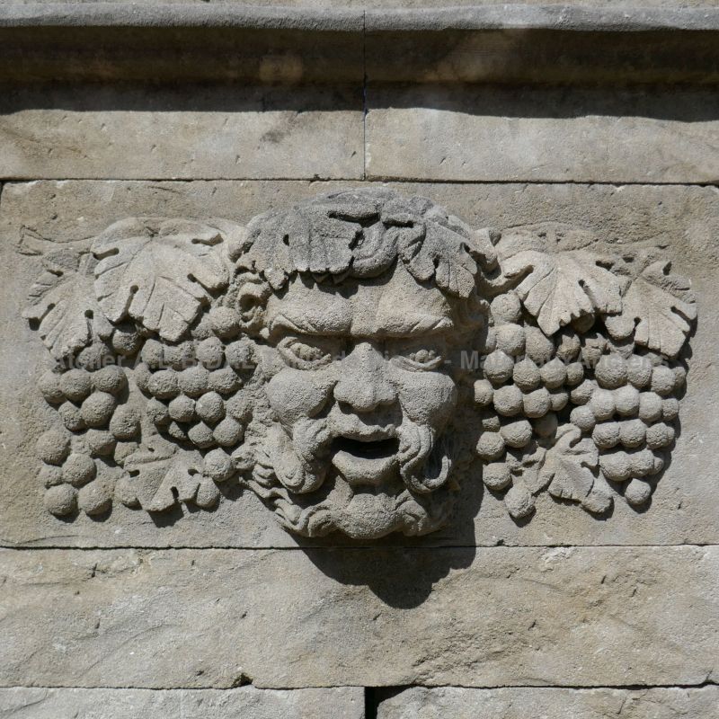 Sortie d'eau sculptée en pierre sur le fronton de notre fontaine de jardin en pierre | Vente de fontaines et bassins en pierre en Provence chez l'Atelier Bidal.