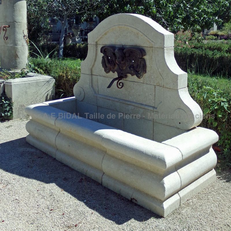 Fontaine murale en pierre d'Avy avec ancienne plaque en fonte décorative