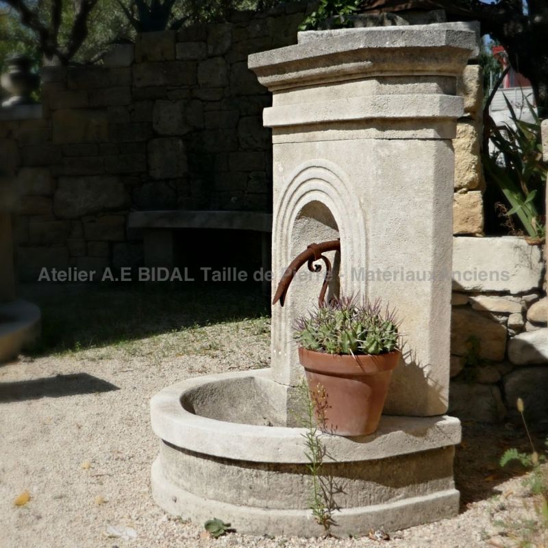 Fountain in carved limestone of rustic inspiration by the stone mason in Provence Alain BIDAL