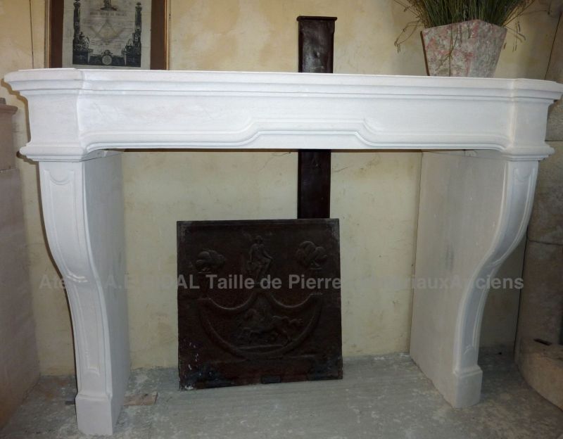 Cheminée de style Louis 14 en pierre d'estaillades.