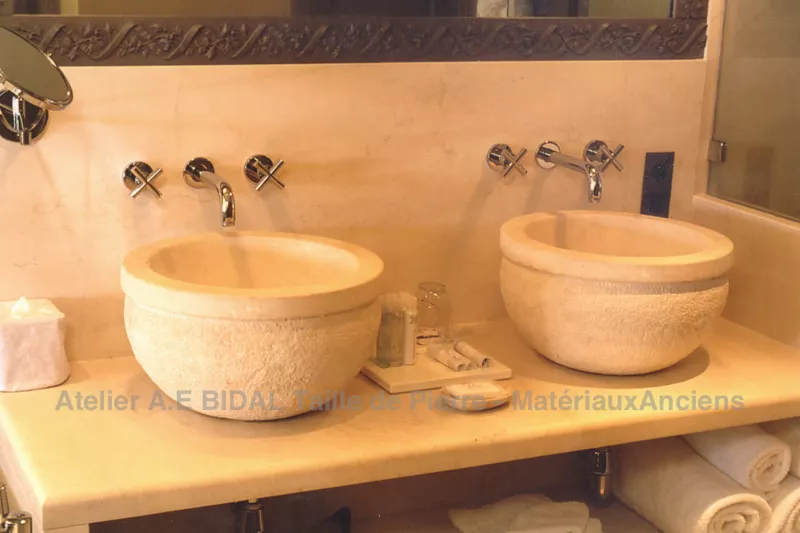 Bathroom sink in carved limestone : an elegant washbasin in stone - Atelier Alain BIDAL (Provence)