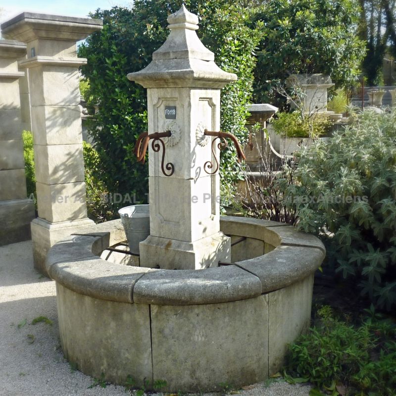Une fontaine en pierre naturelle pour la décoration du jardin ou de l'extérieur.
