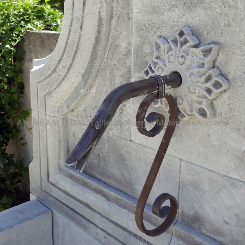 Superb rosette hand-sculpted by the stone cutter in Provence Alain Bidal.
