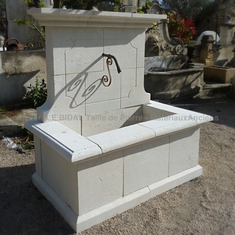 Taille de pierre écologique et naturelle chez le tailleur de pierre Alain Bidal en Provence.