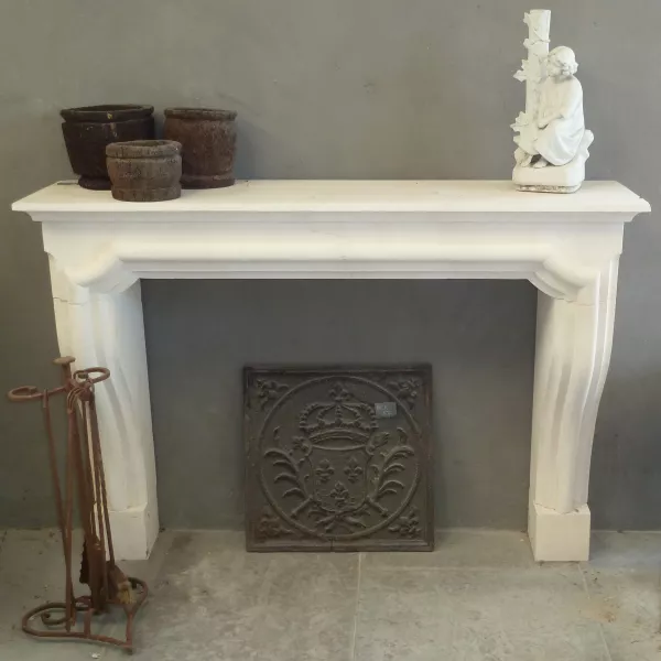 White limestone fireplace, a classic Louis XIII mantel in carved stone - Atelier Alain BIDAL (Provence)
