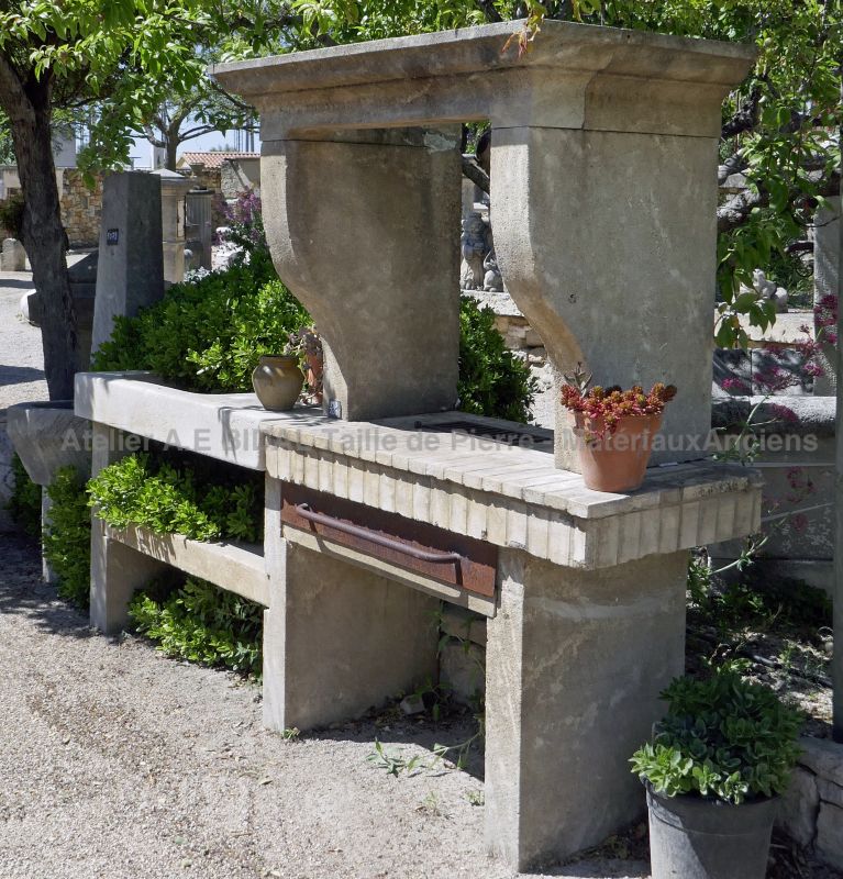 Cuisine d'été en pierre de carrière française pour aménagement extérieur - Atelier Alain Bidal (Provence)