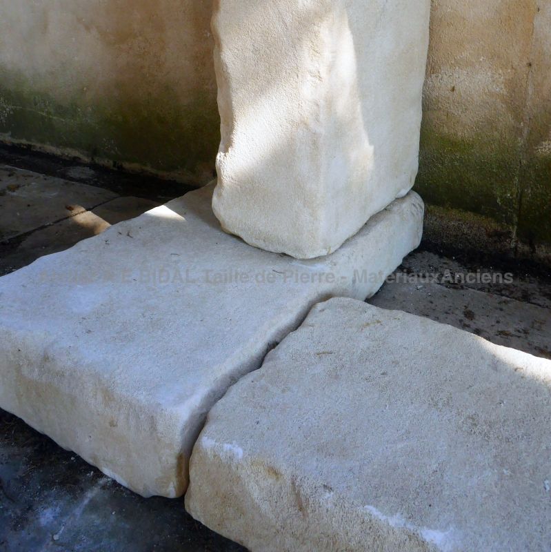 Cheminée en pierre de style ancien : large cheminée rustique en vente en Provence chez Alain BIDAL