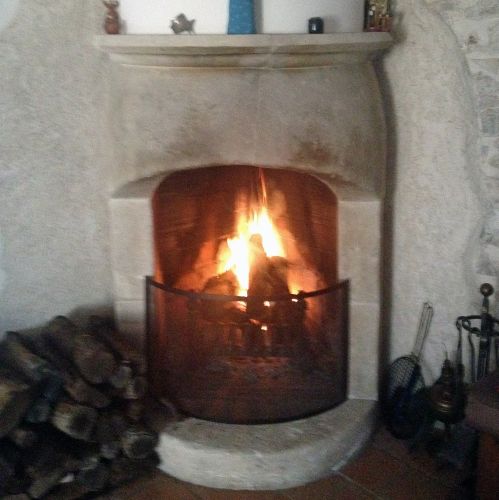 Cheminée gothique de cachet en pierre taillée dans le Vaucluse.