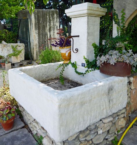Fontaine à bac massif en pierre naturelle de Provence - Fontaine à eau atelier Bidal.