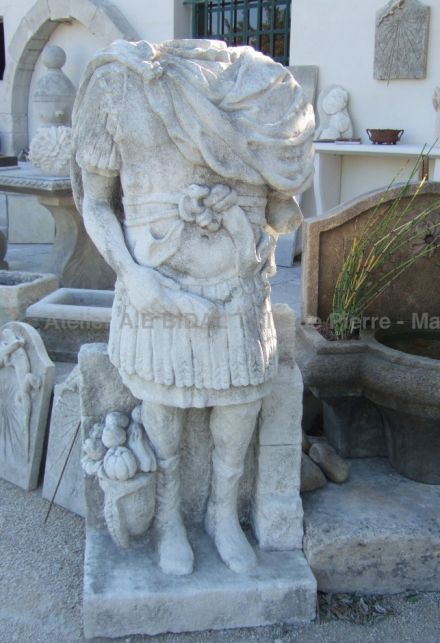 Belle sculpture en pierre taillée - statue décorative en pierre représentant un empereur romain par Bidal taille de pierre.