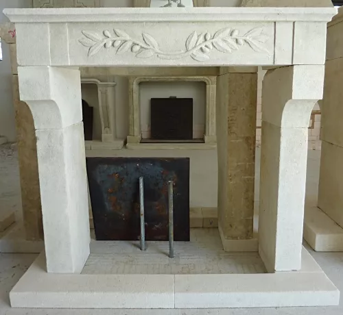 Small fireplace carved in Estaillades stone - Atelier Alain BIDAL (Provence)