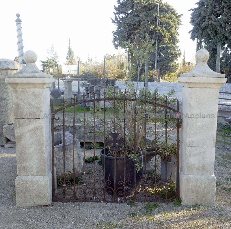 Piliers en pierre : fabrication artisanale de piliers en pierre pour portillon chez Atelier Alain BIDAL (Provence)