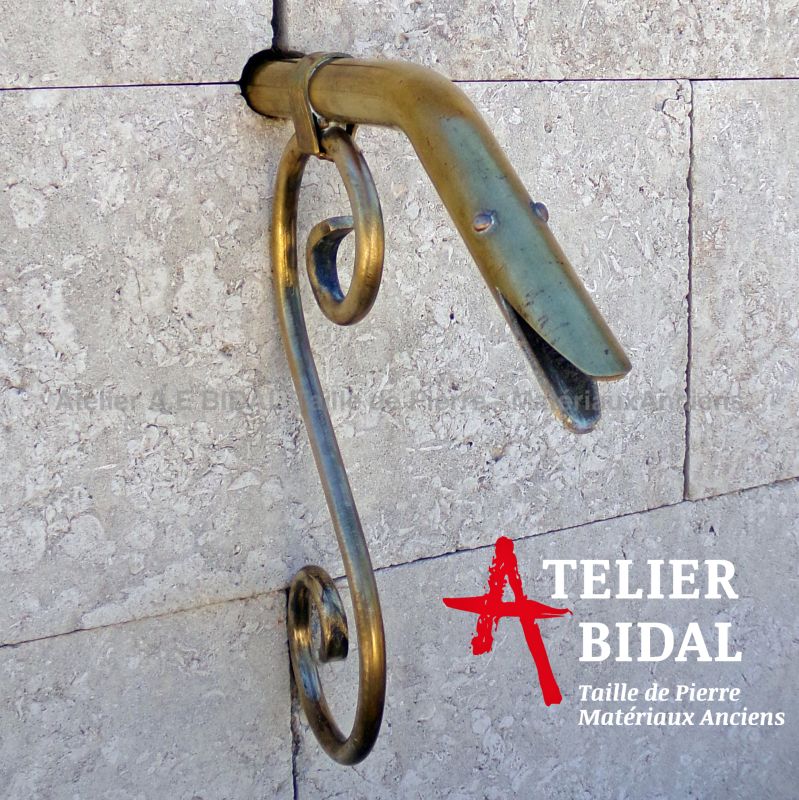 Sortie d'eau en laiton pour fontaine de jardin en pierre - Atelier Alain BIDAL (Provence)