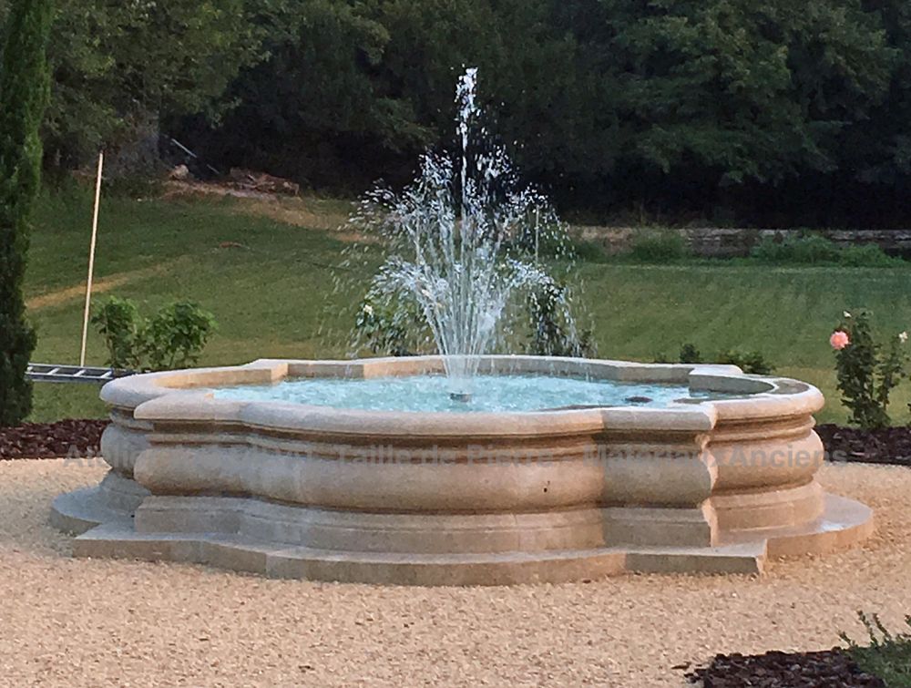 Quatrefoil basin in stone by the stone-cutter in Provence Alain BIDAL