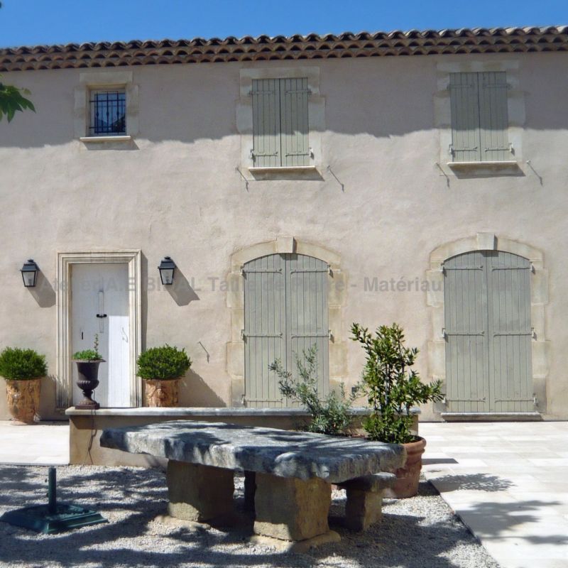 Fabrication artisanale et sur mesure d'encadrement de porte et fenêtre en pierre de taille - Atelier Alain BIDAL.