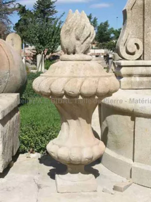 Pot à feu : un élément de déco en pierre historique et traditionnel.