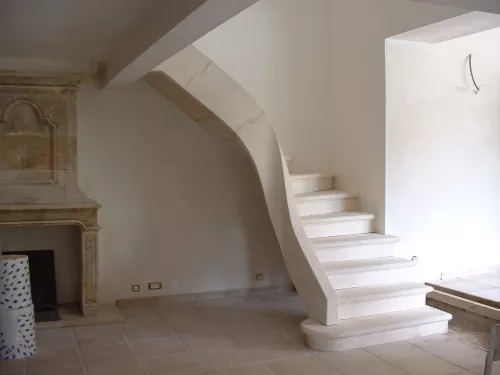 Escalier d'intérieur en pierre - Création signée alain Bidal