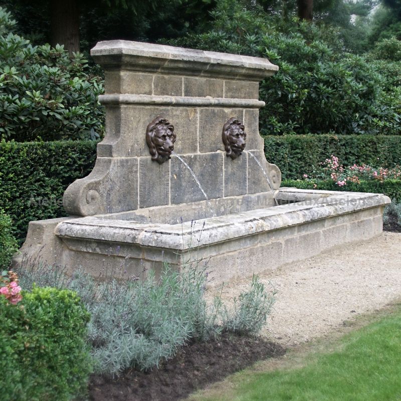 Large fontaine de Provence en pierre pour aménagement extérieur stylé : Atelier taille de pierre Bidal
