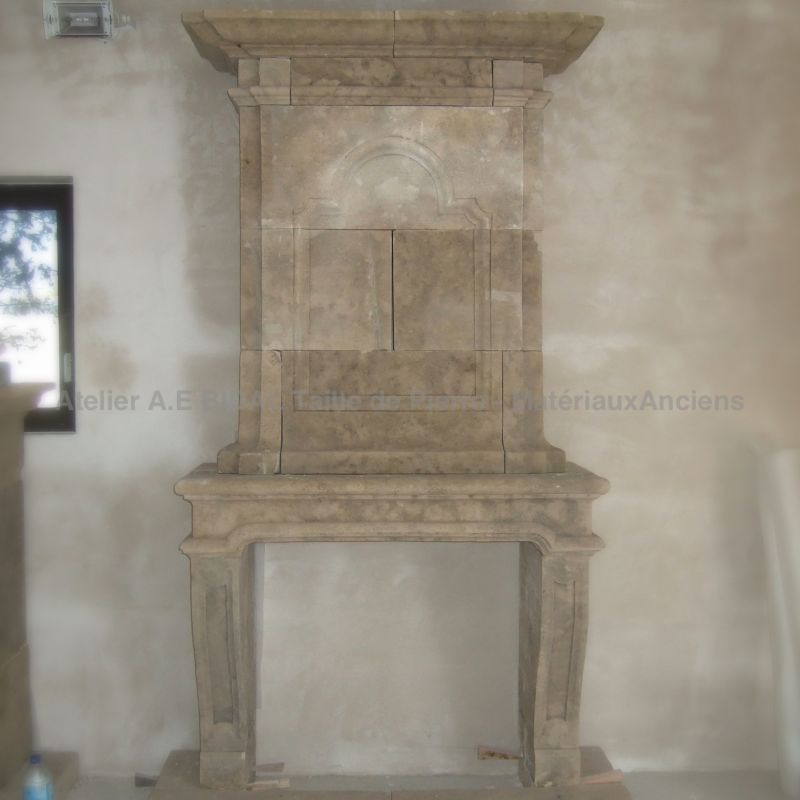 Cheminée de style Louis XIII en pierre de Provence - Atelier Alain Bidal (Provence)