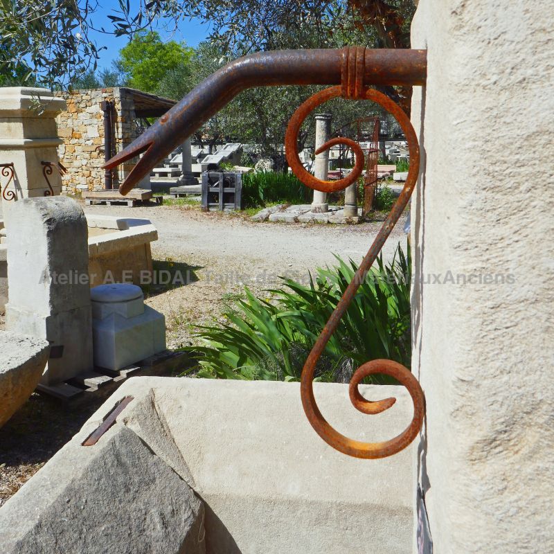 Sortie d'eau sur notre fontaine en pierre patinée - Atelier Alain BIDAL (Provence)