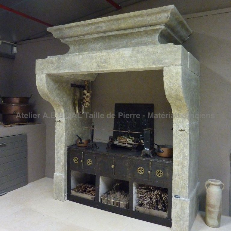 Belle cuisine en pierre pour l'intérieur ou cuisine d'extérieur de style traditionnel provençal.