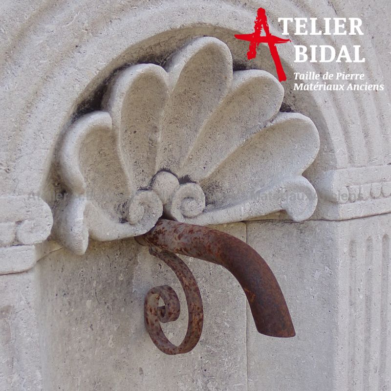 Sortie d'eau en fer forgé pour fontaine de jardin en pierre - Atelier Alain BIDAL (Provence)
