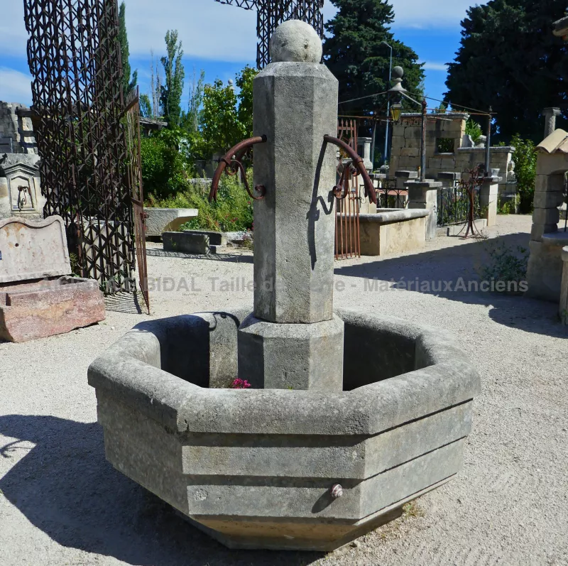 Fountain in stone crafted by our stone-mason for an outdoor use - Atelier Alain BIDAL (Provence)