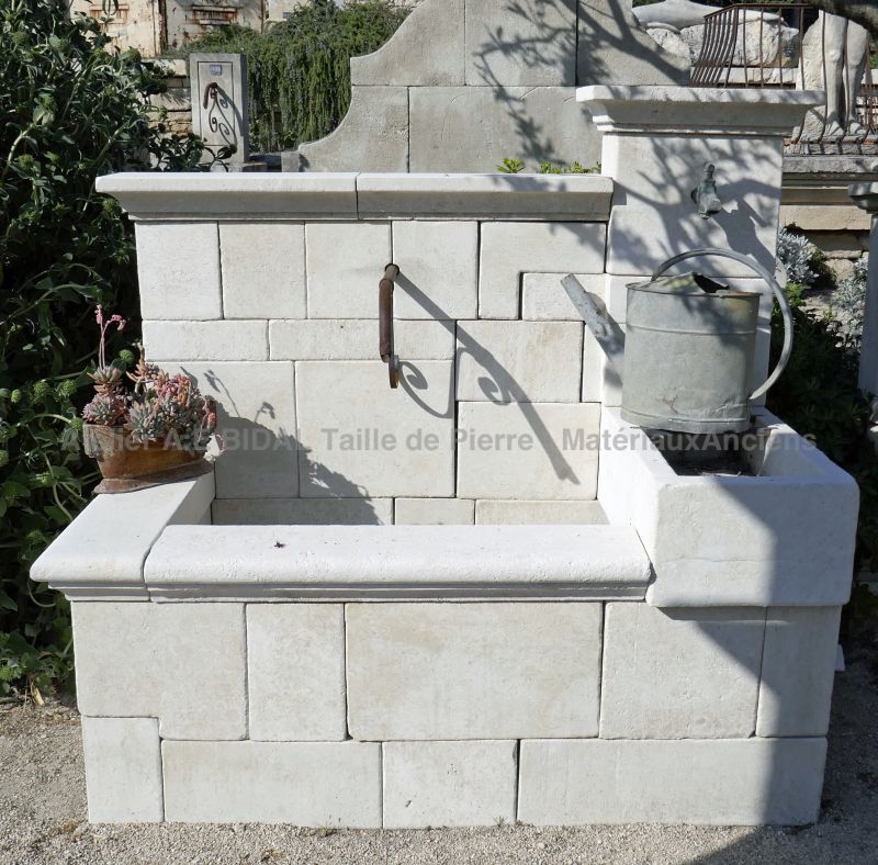 Grande fontaine murale en pierre d'Avy : un bel élément de décoration du jardin.