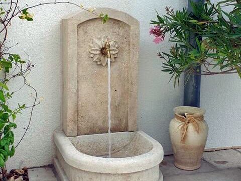 Small size garden fountain in natural limestone by the master stone cutter in Provence Alain BIDAL