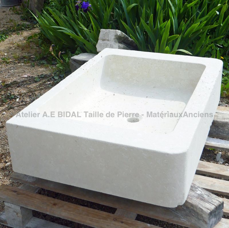Carved white limestone kitchen sink by the stone cutter in Provence Alain BIDAL