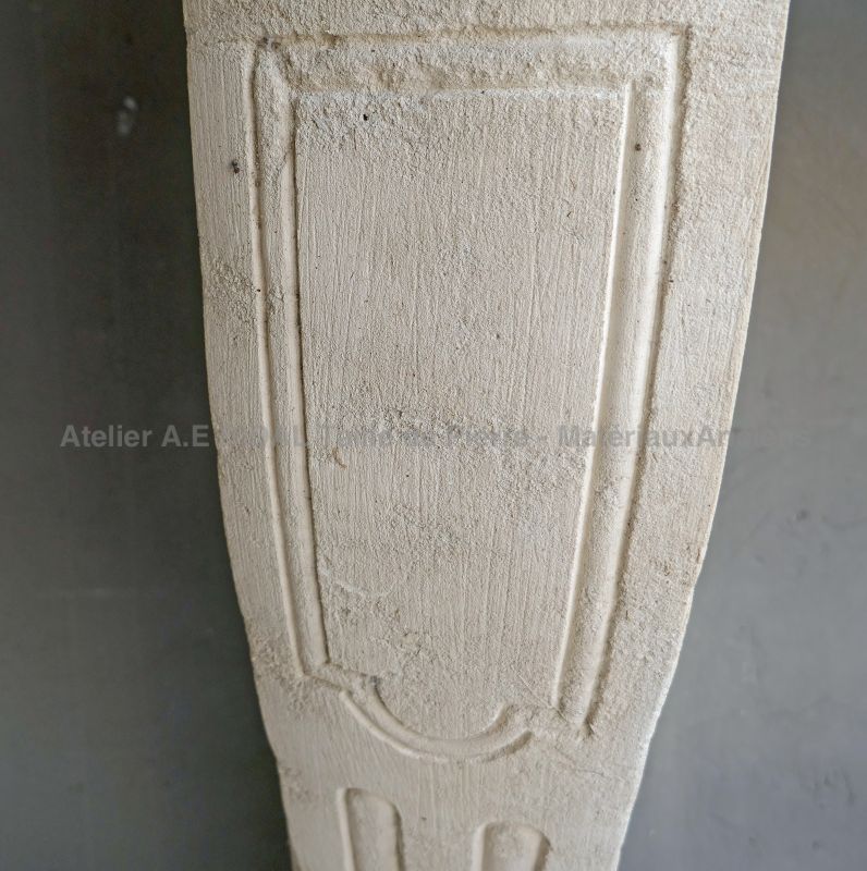 Photo des détails sculptés à la main sur notre belle cheminée Louis XIV en pierre - Atelier Alain BIDAL (Provence)