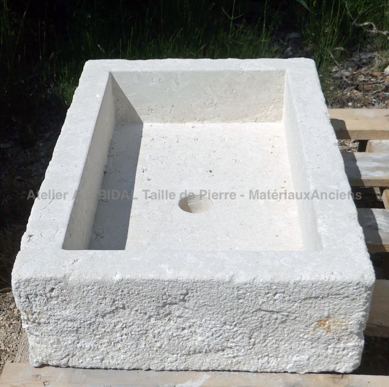 Mobilier de cuisine en pierre par l'Atelier Alain BIDAL : évier en pierre blanche