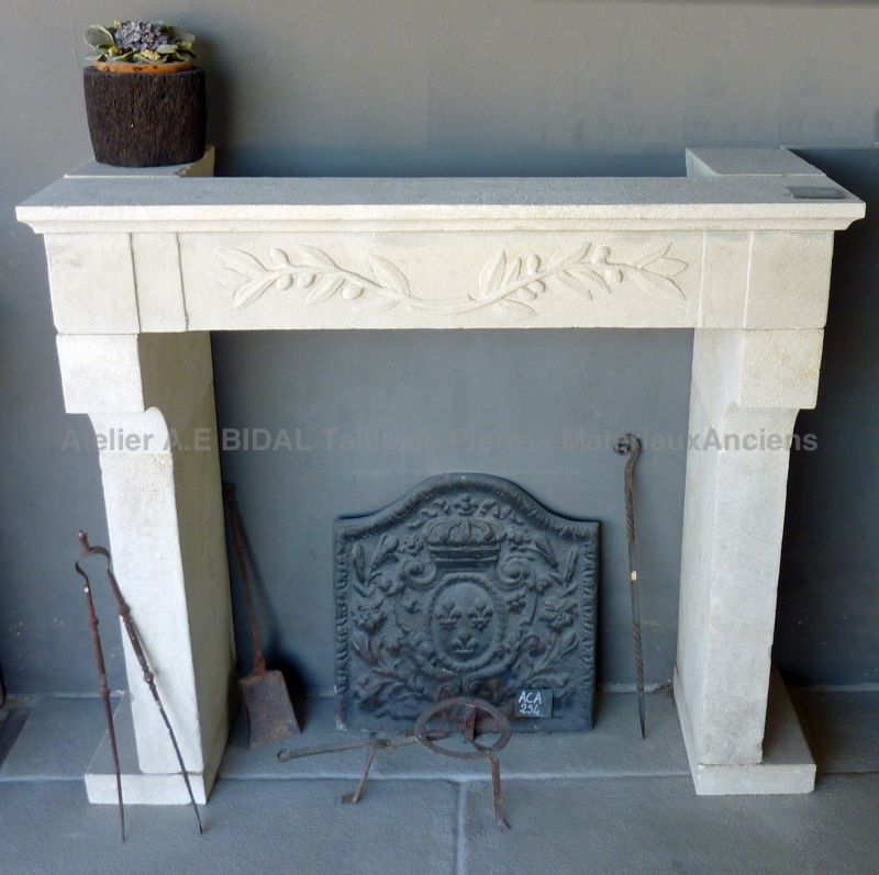 Petite cheminée provençale en pierre blanche - Atelier Alain BIDAL, Provence