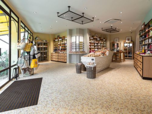 Magnifique comptoir en pierre de d'Avy pour Occitane en Provence ǀ Atelier Alain Bidal en Provence.
