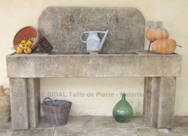 Cuisine d'été - Cuisine d'extérieur en pierre des ateliers de taille de pierre artisanale Bidal.