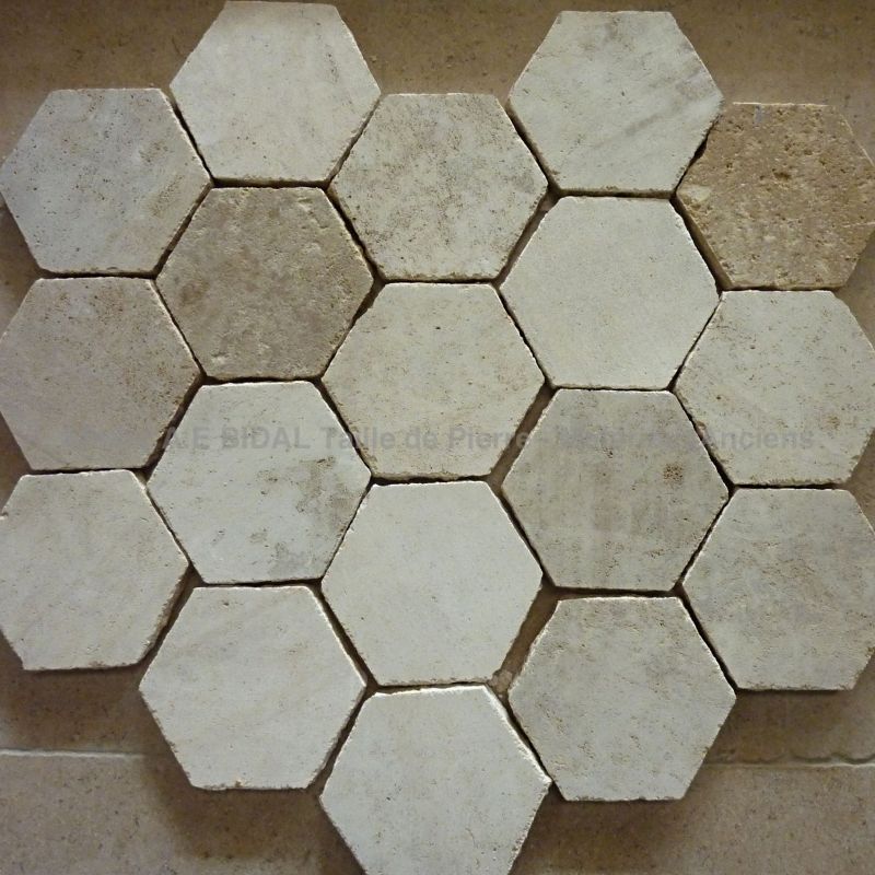 Dallage en pierre naturelle au format tomette - dallage en pierre d'élégance rustique.