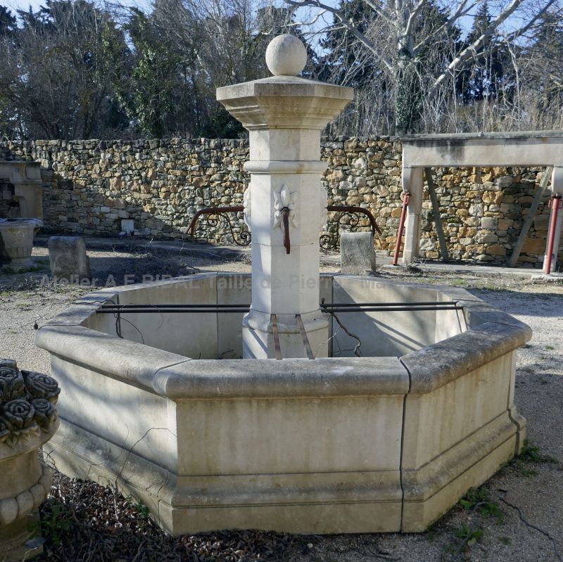 Large Provence fountain in stone by our artisan stonemason of Isle sur Sorgue : Alain BIDAL.